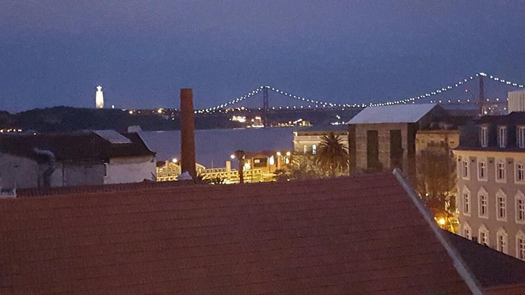 Apartment A Terrace On A Topfloor With A View Lissabon